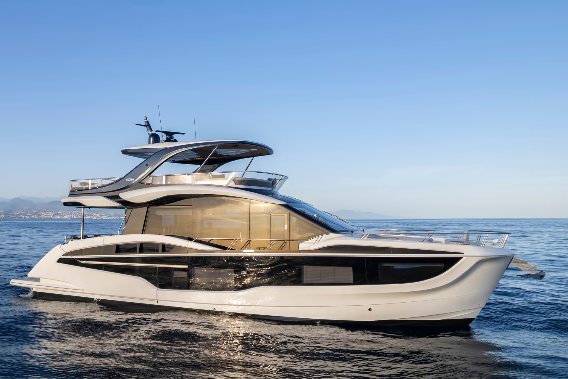 Galeon 620 FLY, luxe motorjacht varend op zee