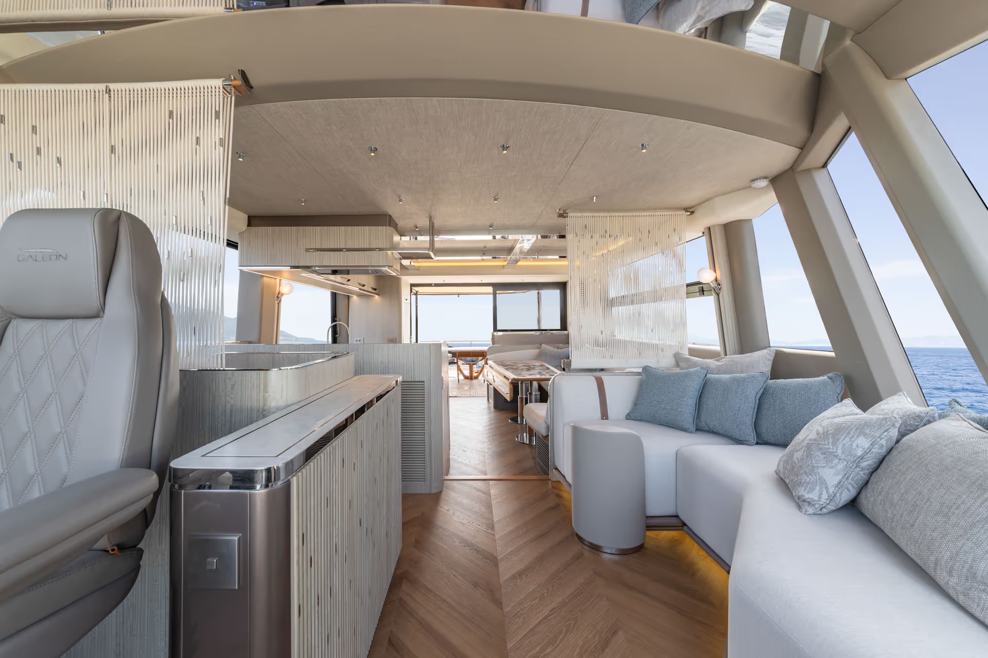 Galeon 620 FLY, salon met keuken en zitbank