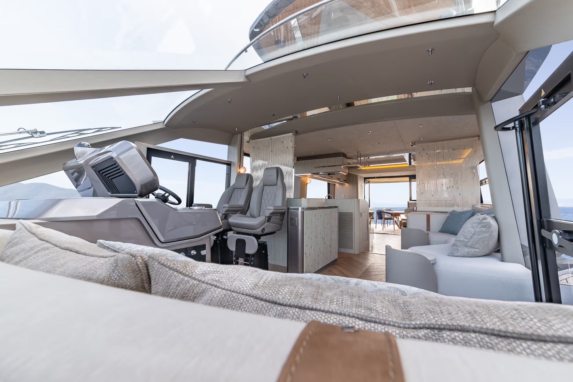 Galeon 620 FLY, stuurstand met salon en keuken