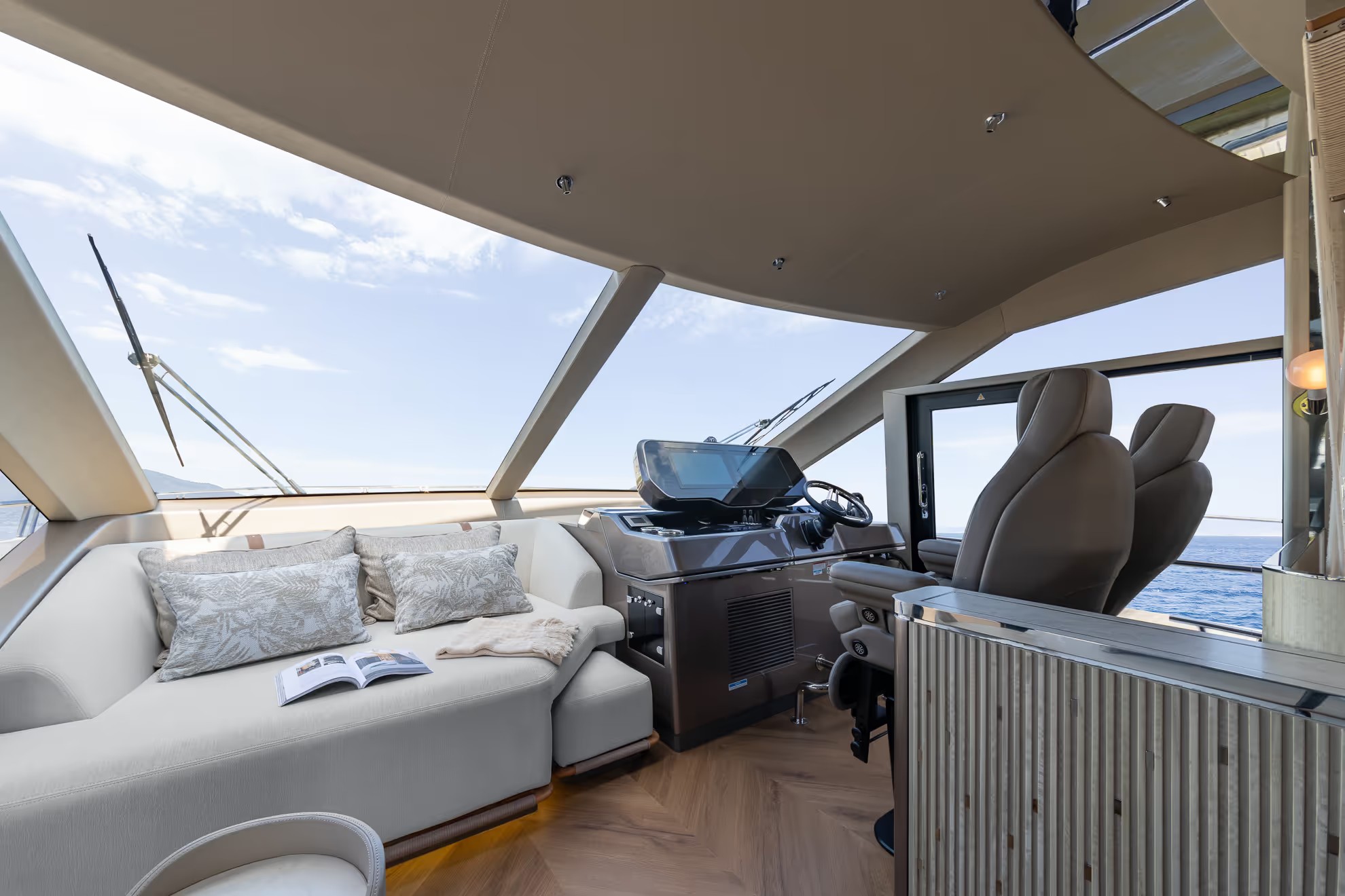 Galeon 620 FLY, stuurstand met zitbank en kussens