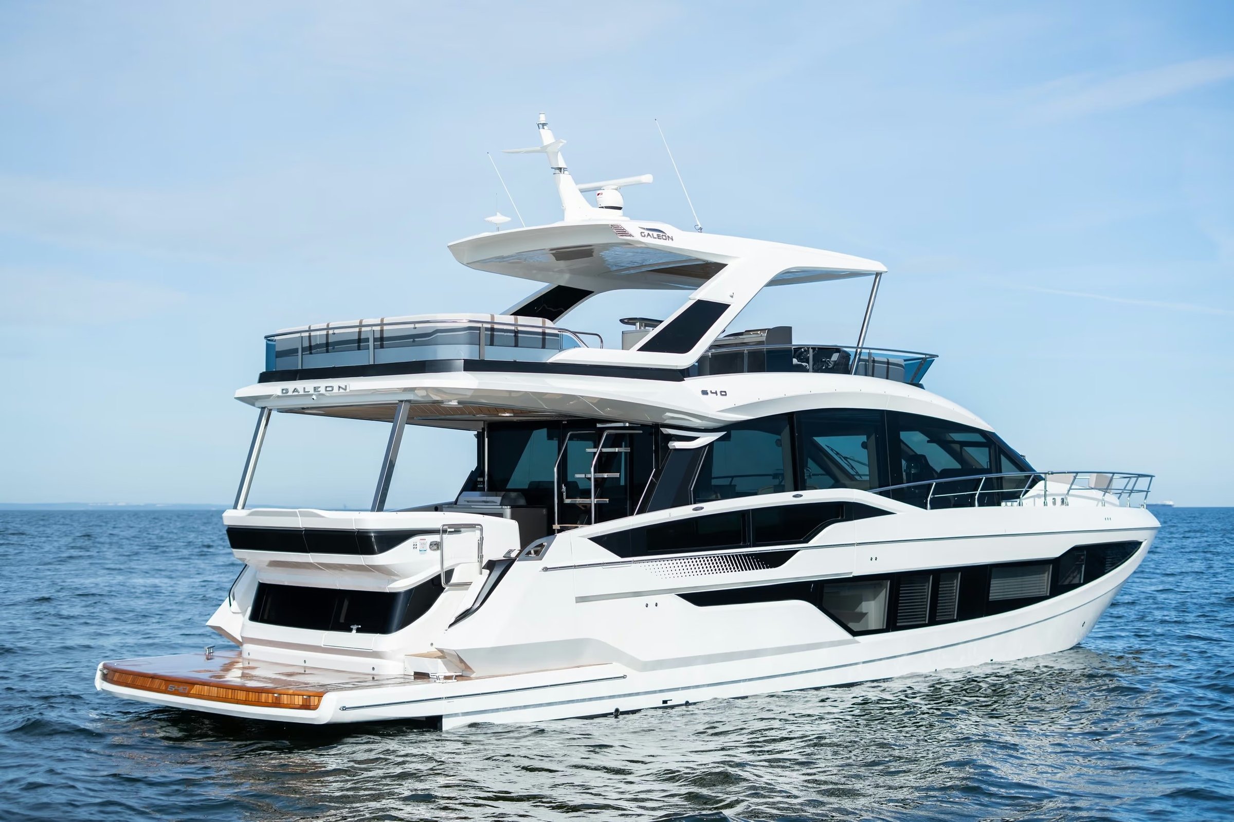 Galeon 640 FLY, luxe motorjacht varend op zee