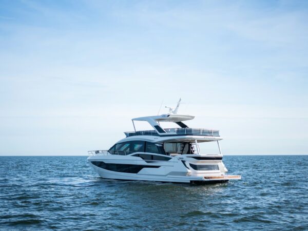 Galeon 640 FLY, motorjacht varend op zee