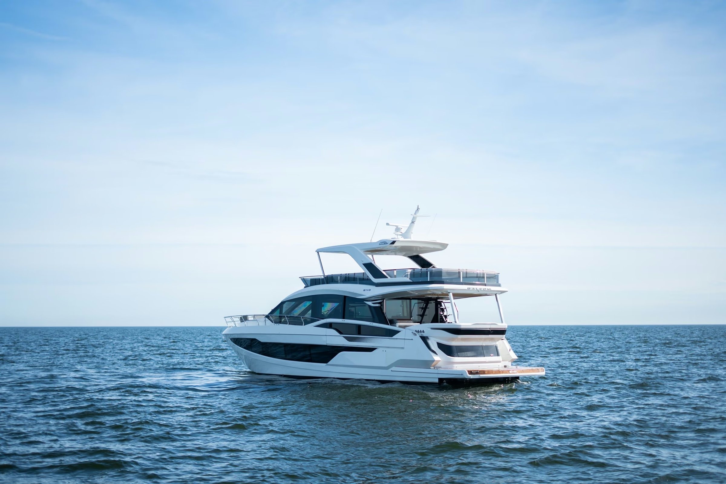 Galeon 640 FLY, motorjacht varend op zee