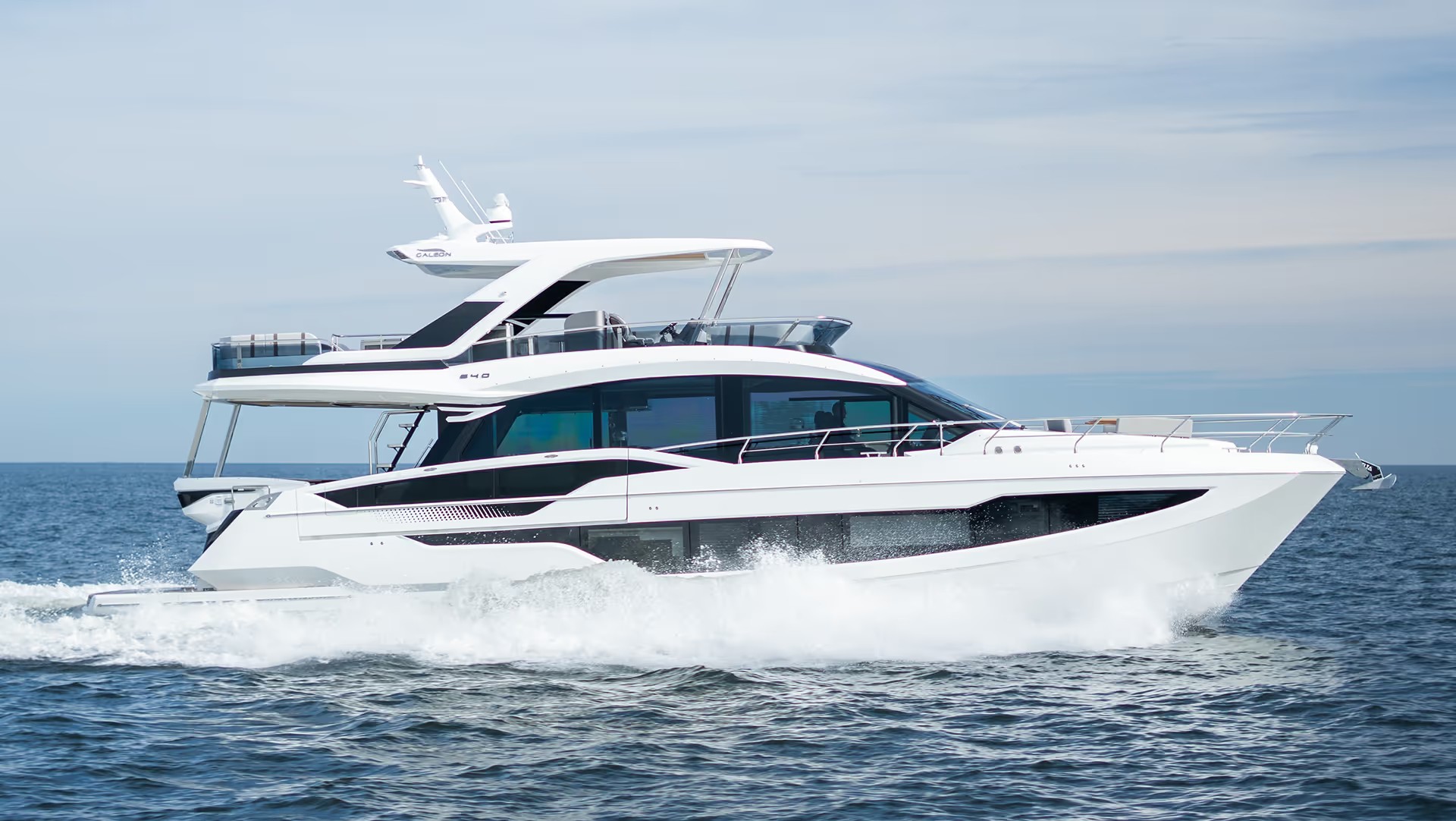 Galeon 640 FLY, witte boot varend op zee