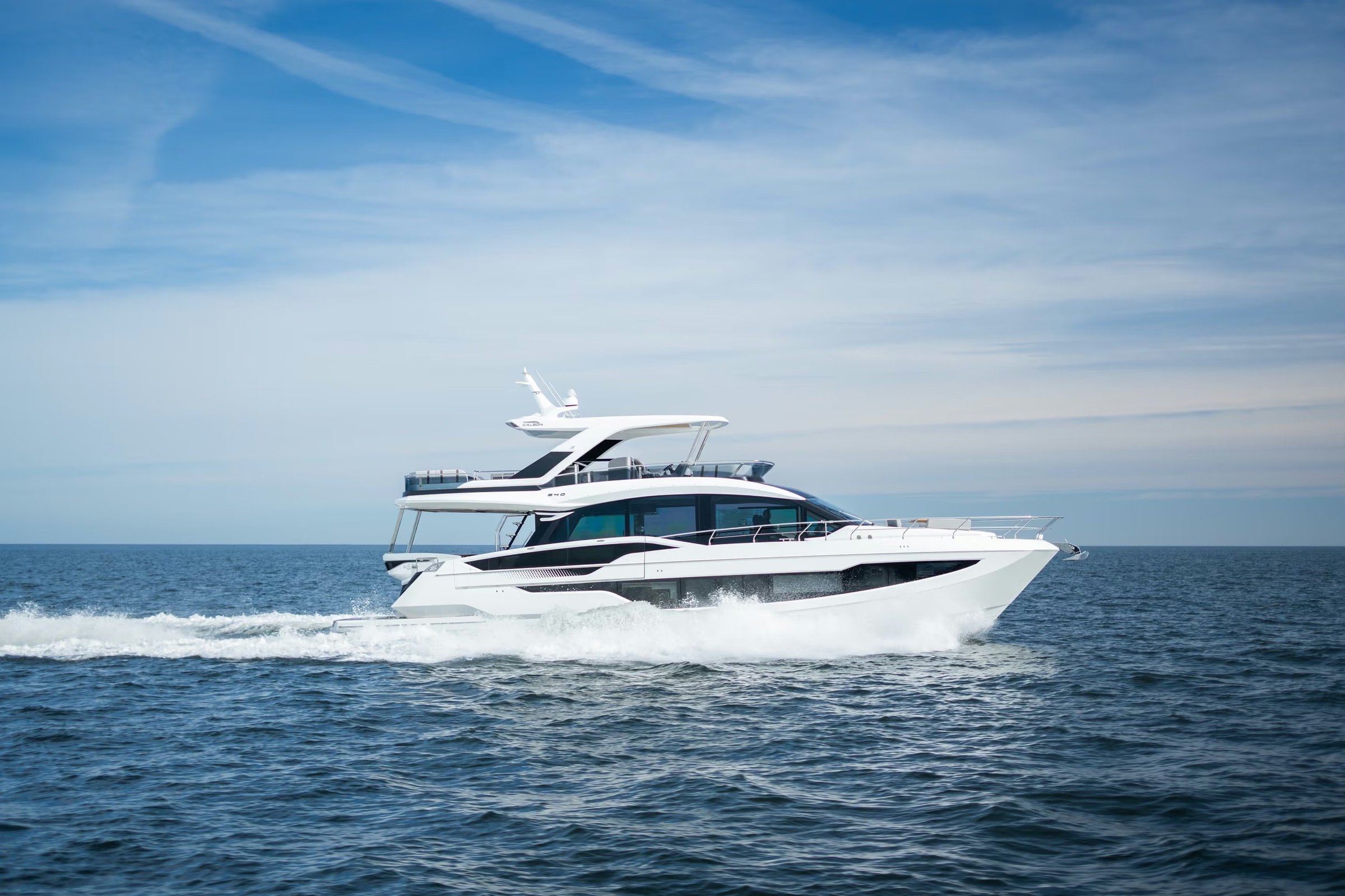 Galeon 640 FLY, witte motorjacht varend op zee
