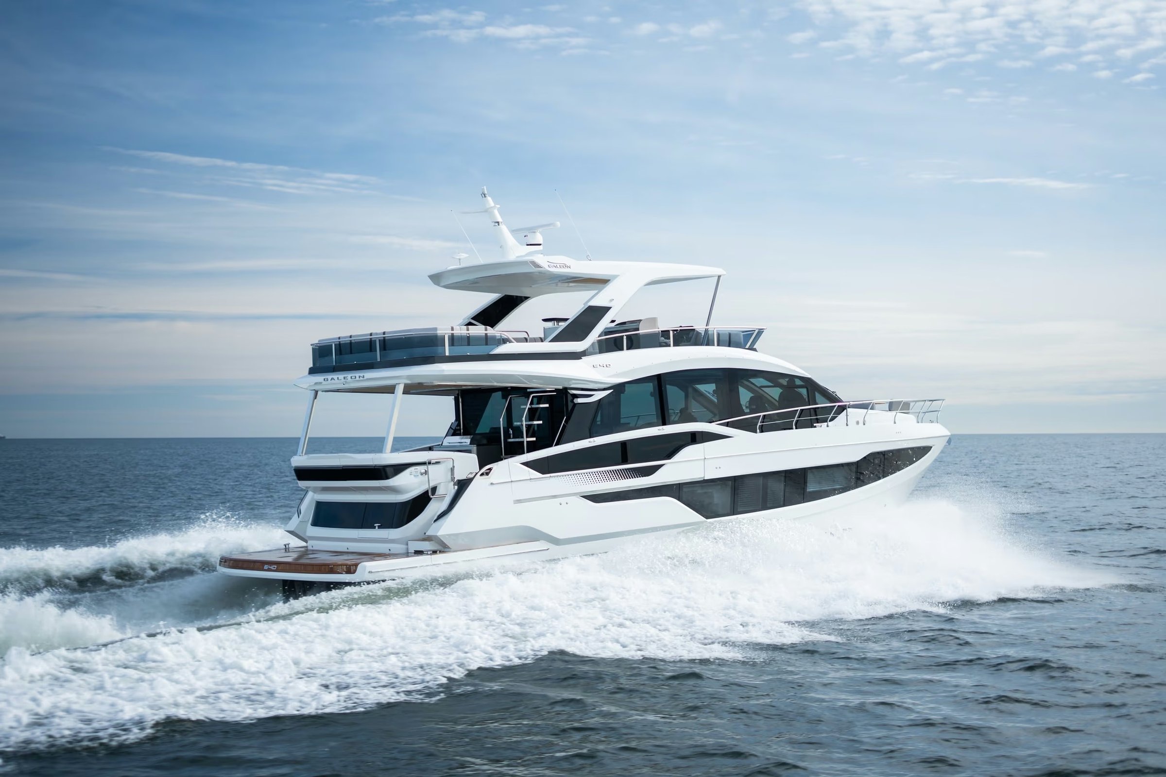 Galeon 640 FLY, witte motorjacht varend op zee