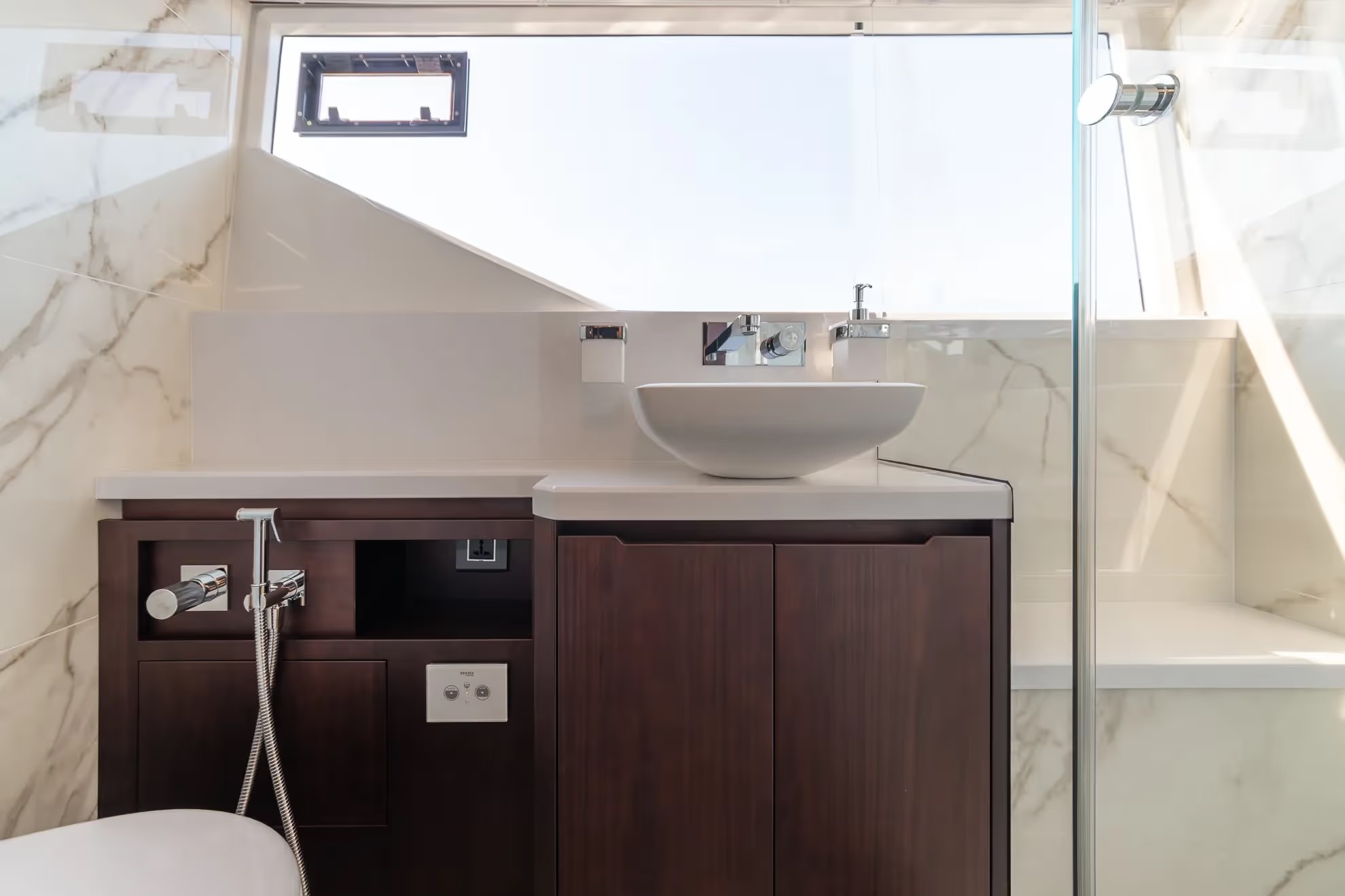 Galeon 640 FLY, badkamer met wastafel en kraan