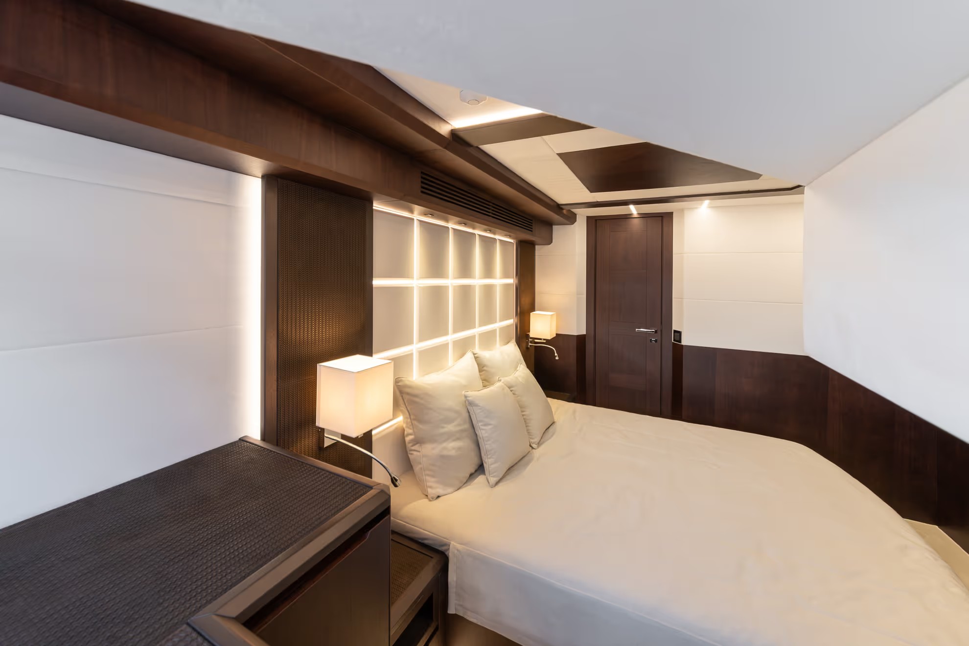 Galeon 640 FLY, slaapkamer met bed en kussens