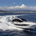 Galeon 650 SKY, witte boot varend op zee
