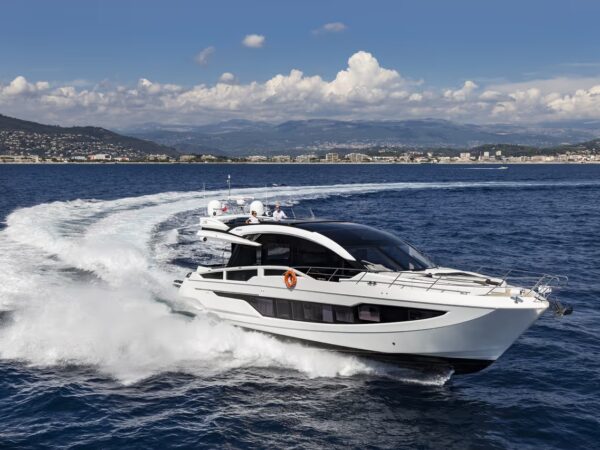 Galeon 650 SKY, witte boot varend op zee