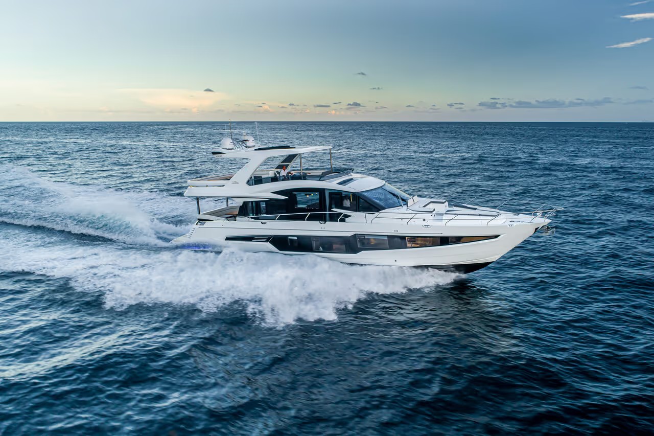 Galeon 680 FLY, boot varend op zee