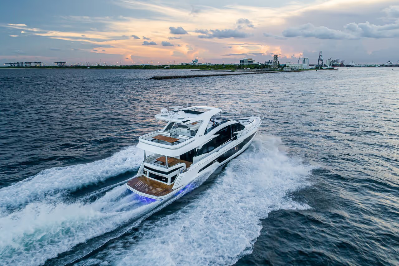 Galeon 680 FLY, jacht varend op zee