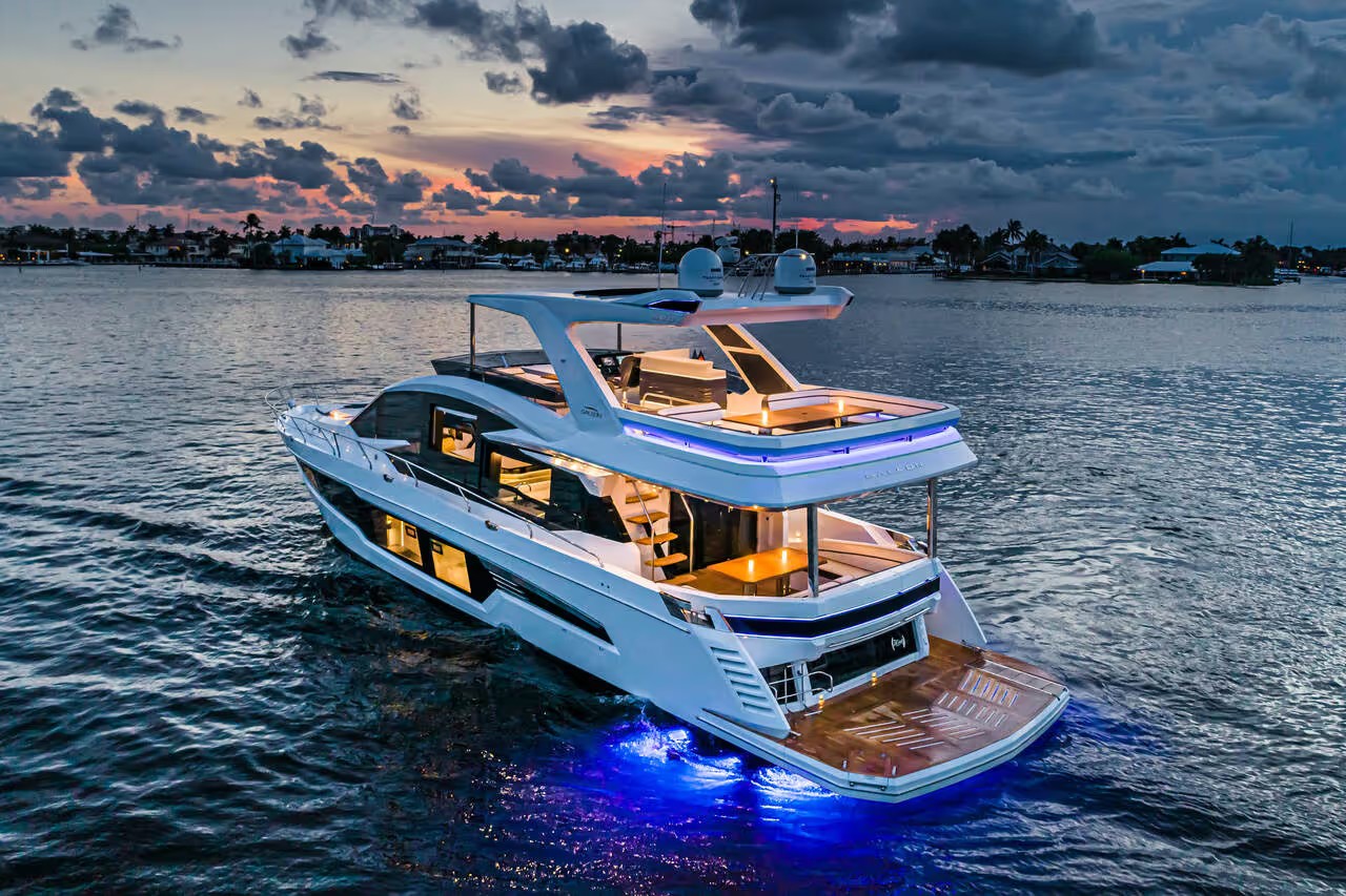 Galeon 680 FLY, luxe jacht bij zonsondergang