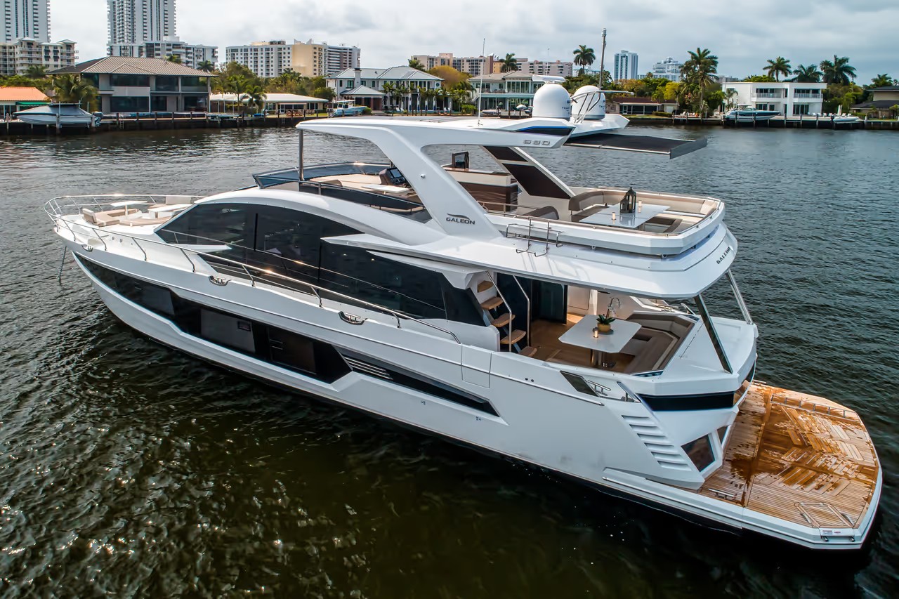 Galeon 680 FLY, luxe jacht op vaarwater