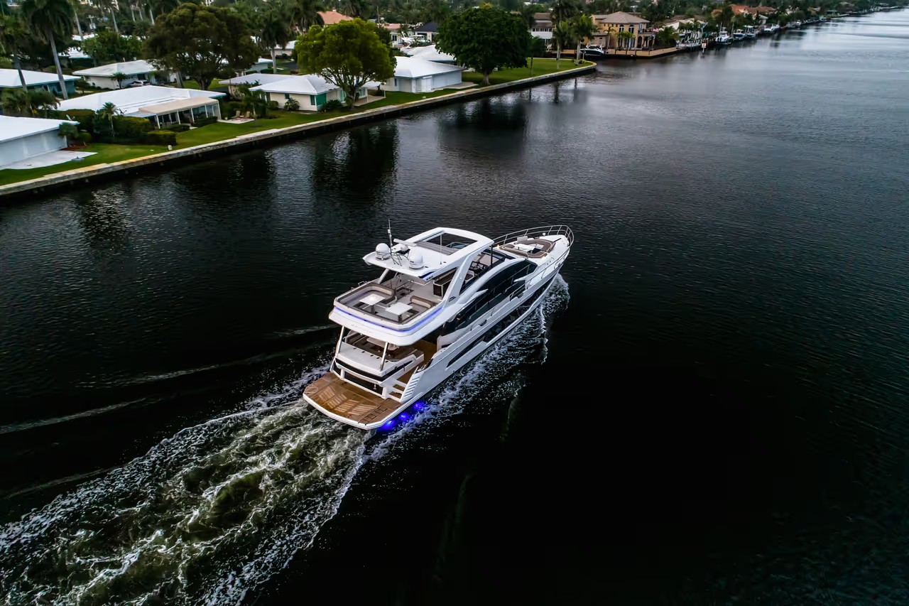 Galeon 680 FLY, luxe jacht vaart door kanaal