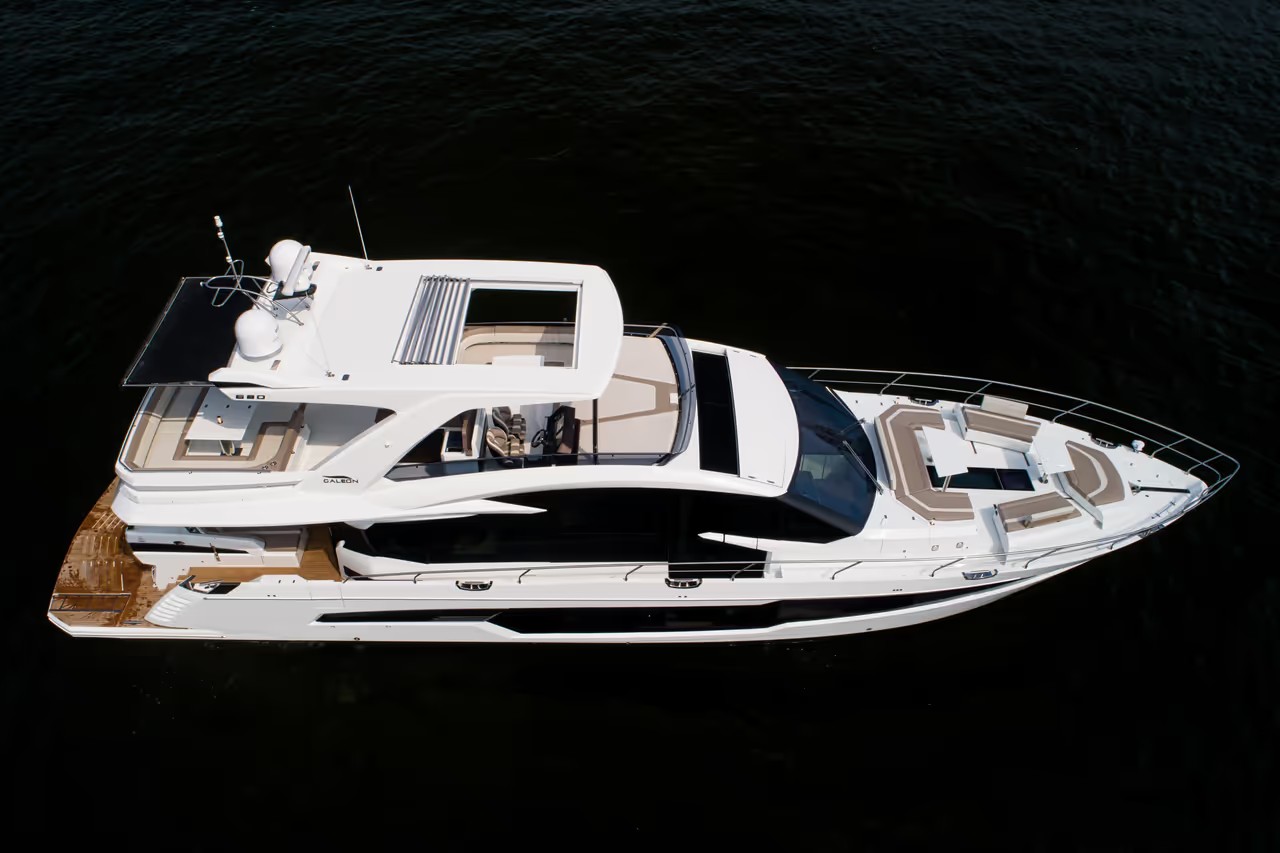Galeon 680 FLY, luxe motorjacht gezien van boven