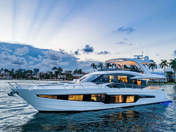 Galeon 680 FLY, luxe motorjacht op water