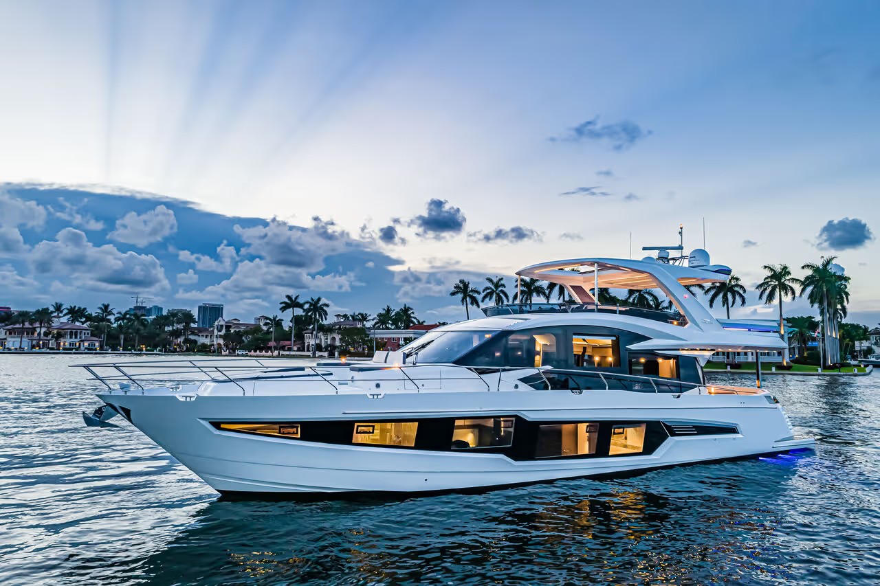 Galeon 680 FLY, luxe motorjacht op water