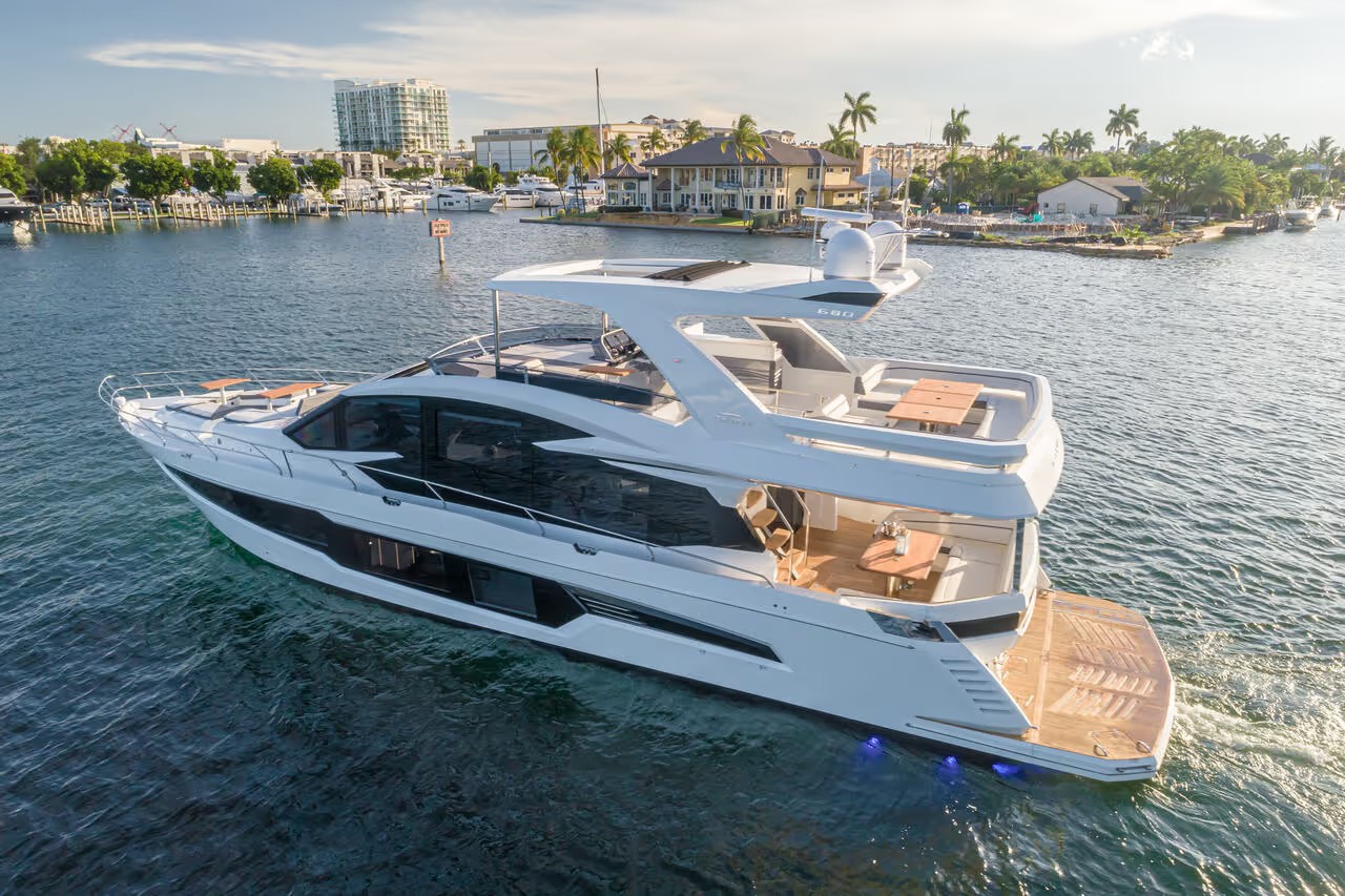 Galeon 680 FLY, luxe motorjacht op water