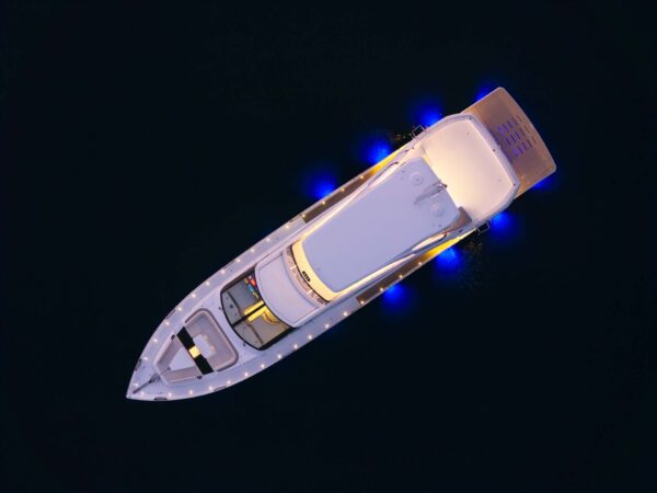 Galeon 800 FLY, boot van boven bij nacht