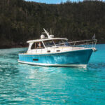 Grand Banks Eastbay 44, blauwe boot vaart op turquoise water
