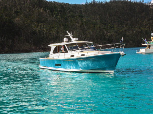Grand Banks Eastbay 44, blauwe boot vaart op turquoise water