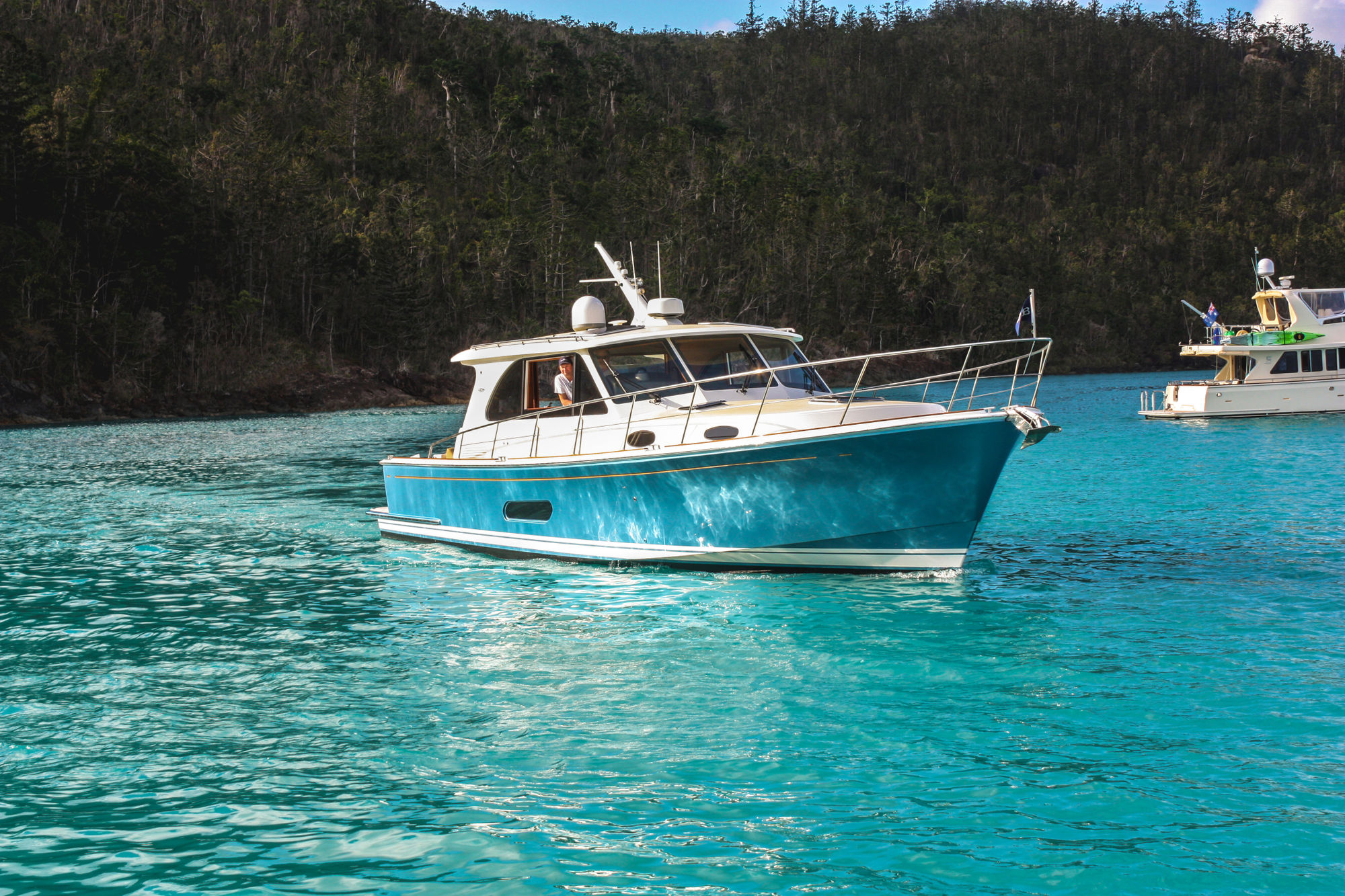 Grand Banks Eastbay 44, blauwe boot vaart op turquoise water