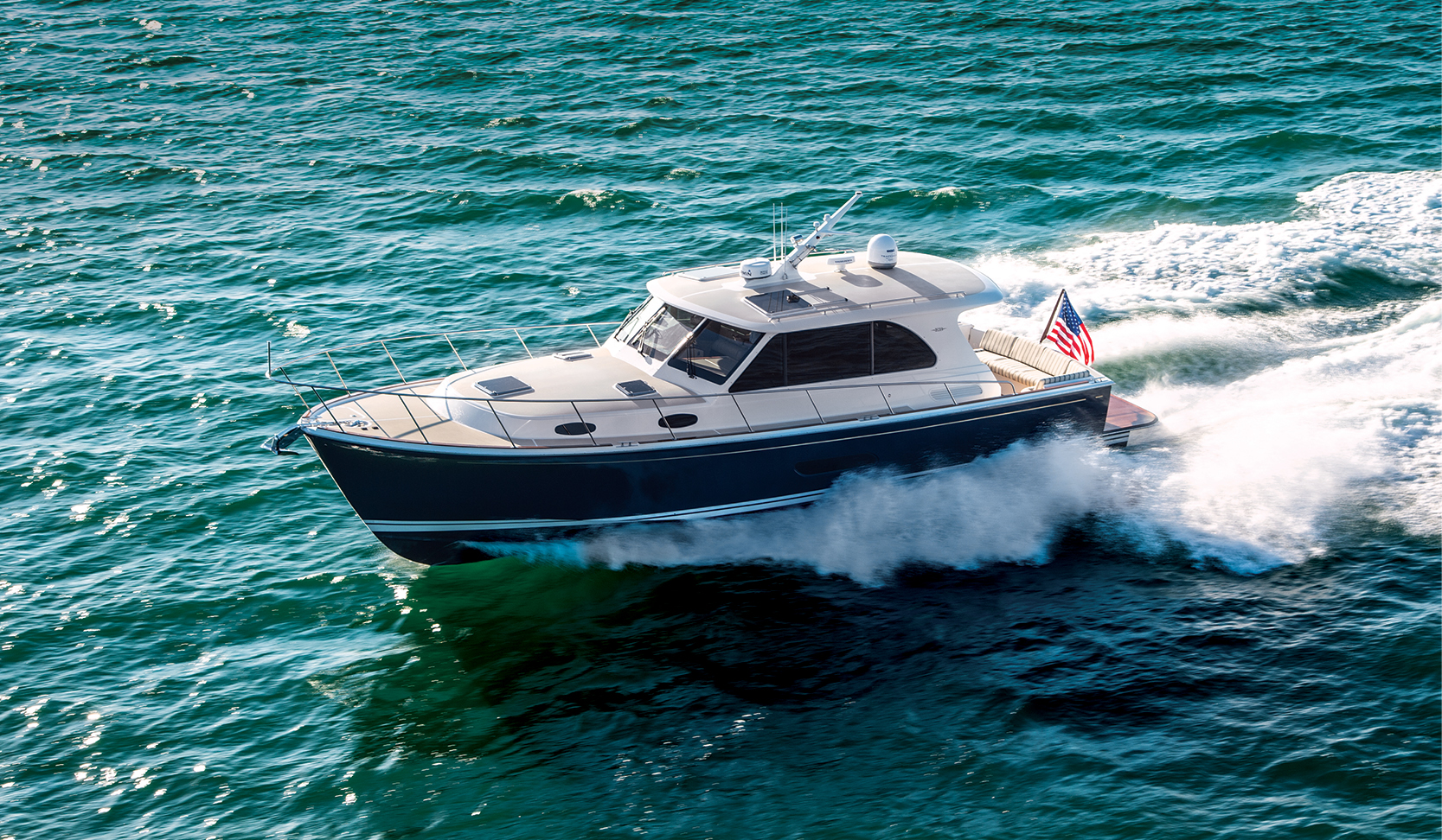 Grand Banks Eastbay 44, boot varend op zee