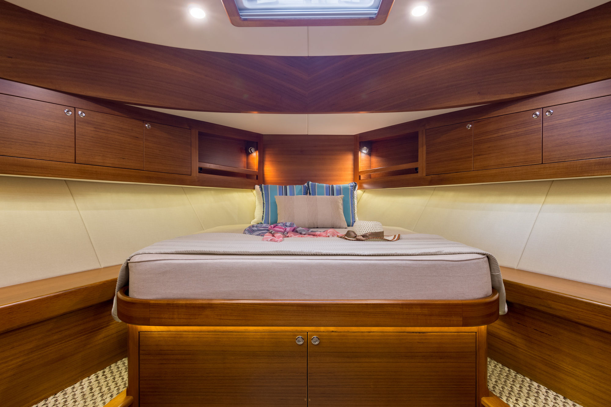 Grand Banks Eastbay 44, slaapkajuit met bed en kussens