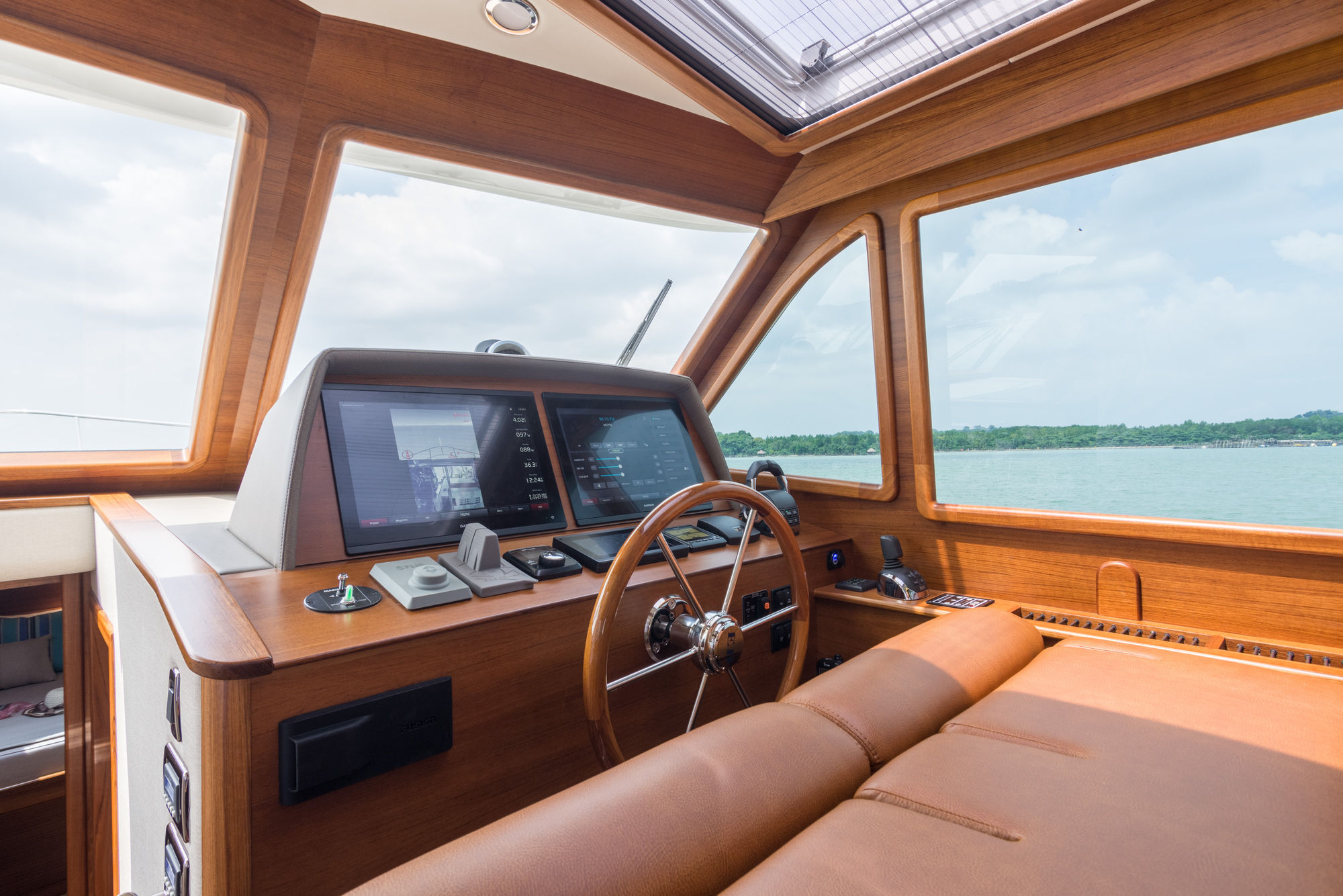 Grand Banks Eastbay 44, stuurstand met navigatieschermen en stuurwiel