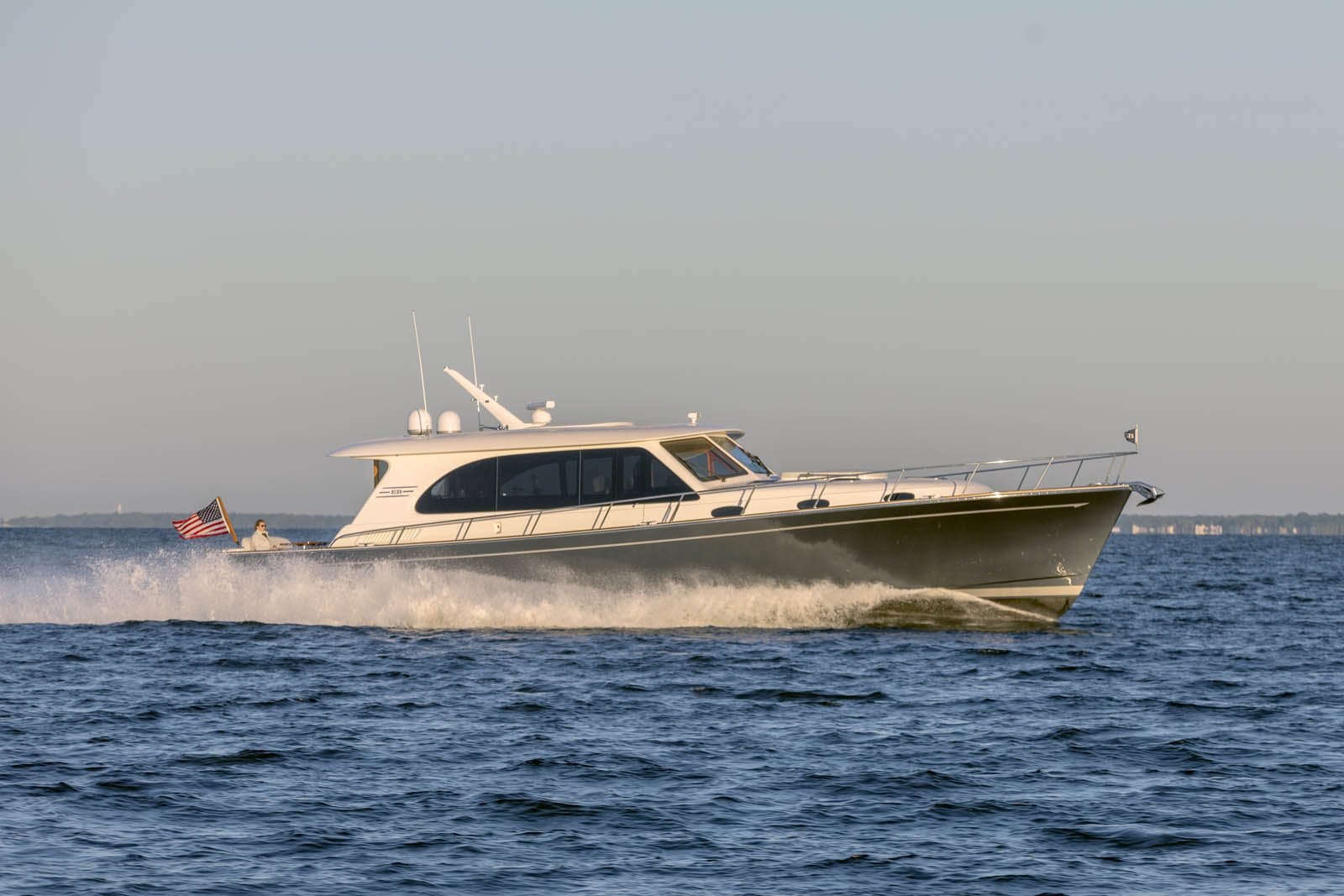 Grand Banks Eastbay 60, boot varend met amerikaanse vlag