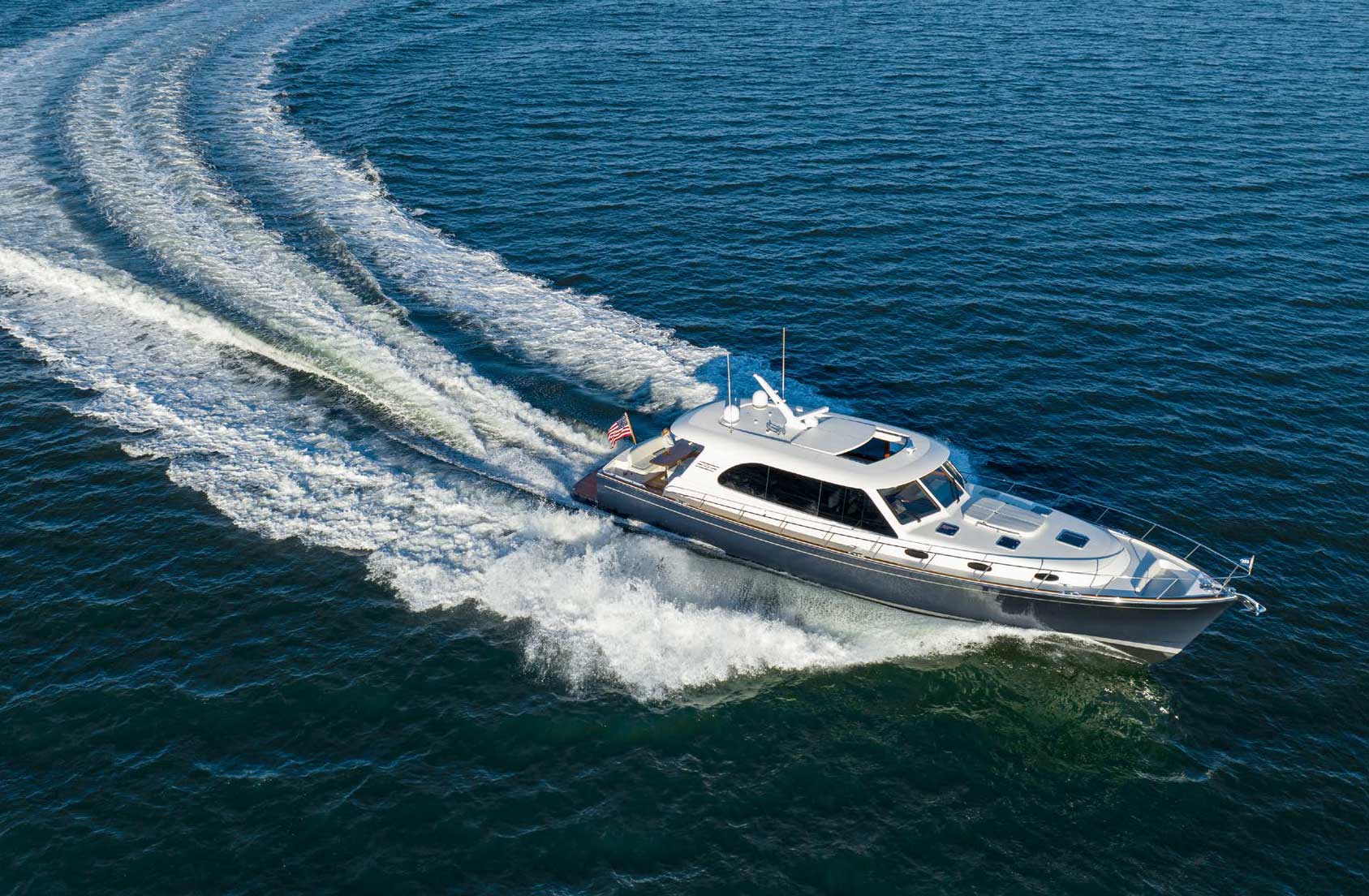Grand Banks Eastbay 60, boot varend met kielzog