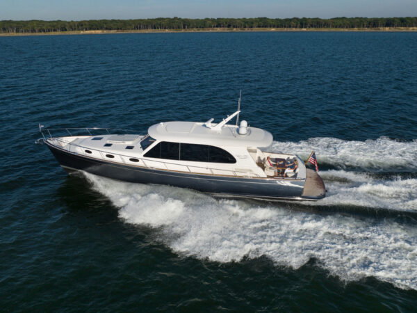 Grand Banks Eastbay 60, boot varend op water
