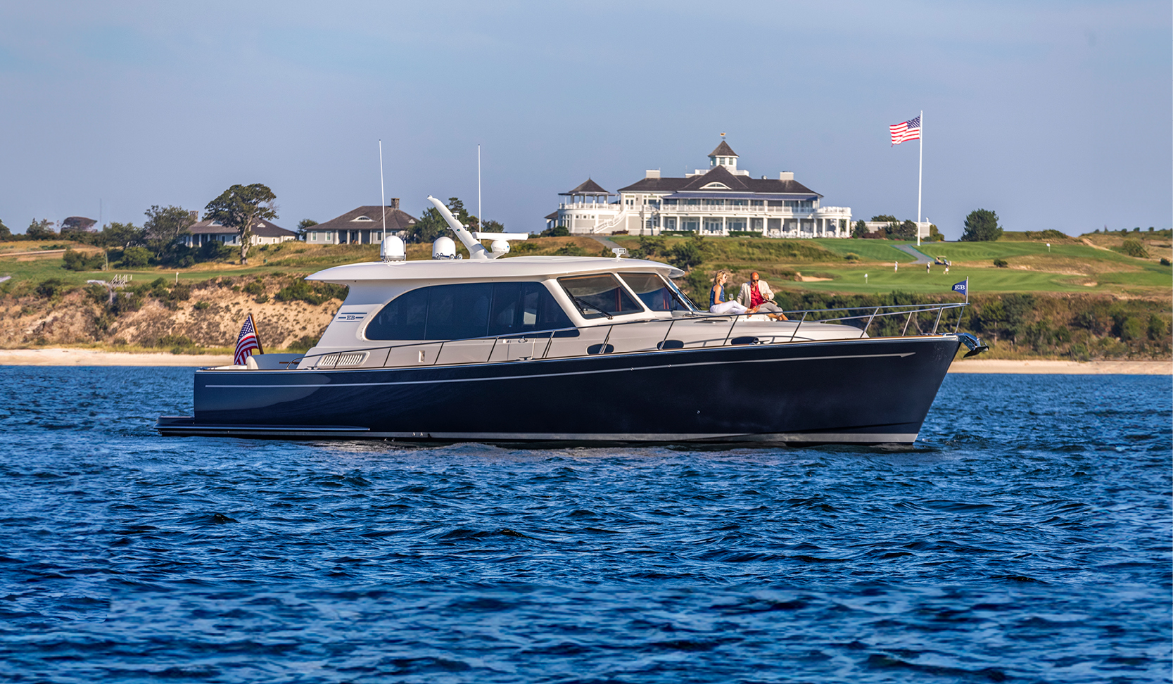 Grand Banks Eastbay 60, boot varend voor kust