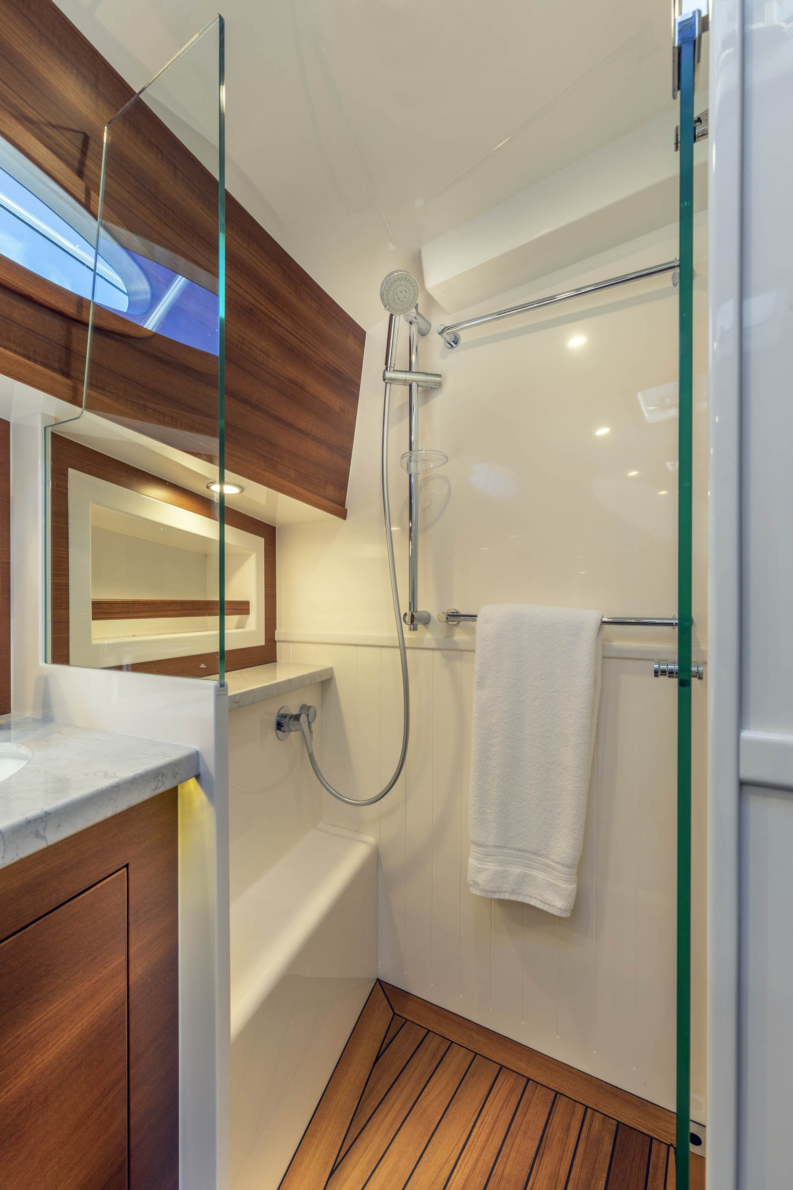 Grand Banks Eastbay 60, badkamer met douche en handdoek