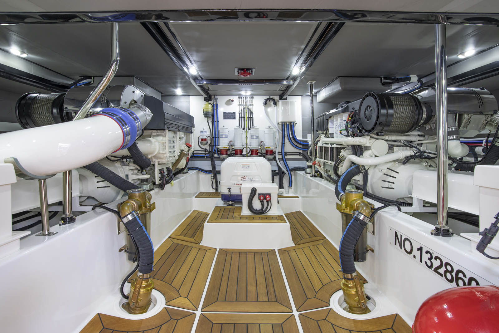 Grand Banks Eastbay 60, machinekamer met motoren en apparatuur