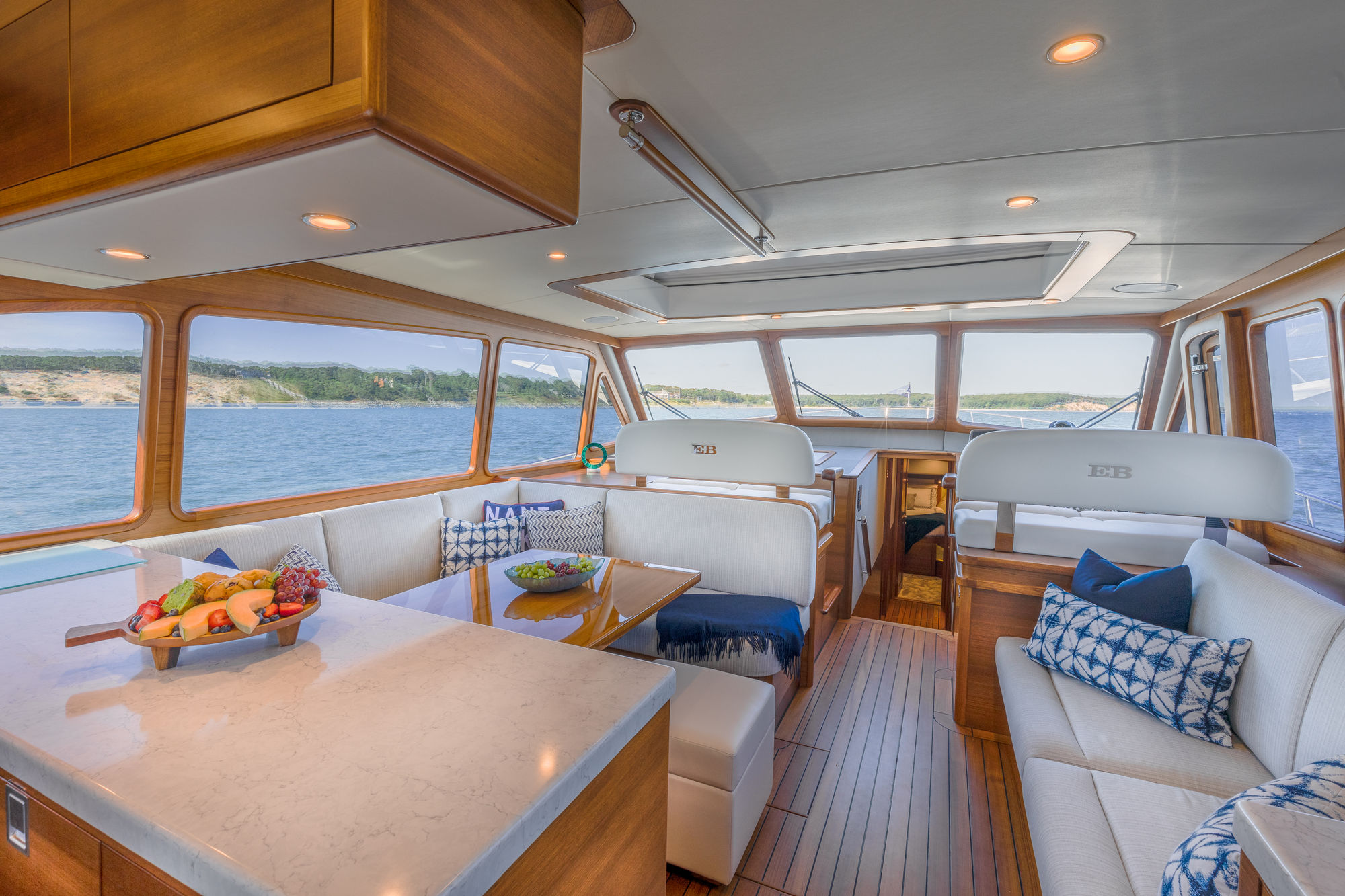 Grand Banks Eastbay 60, salon met zitbanken en tafel