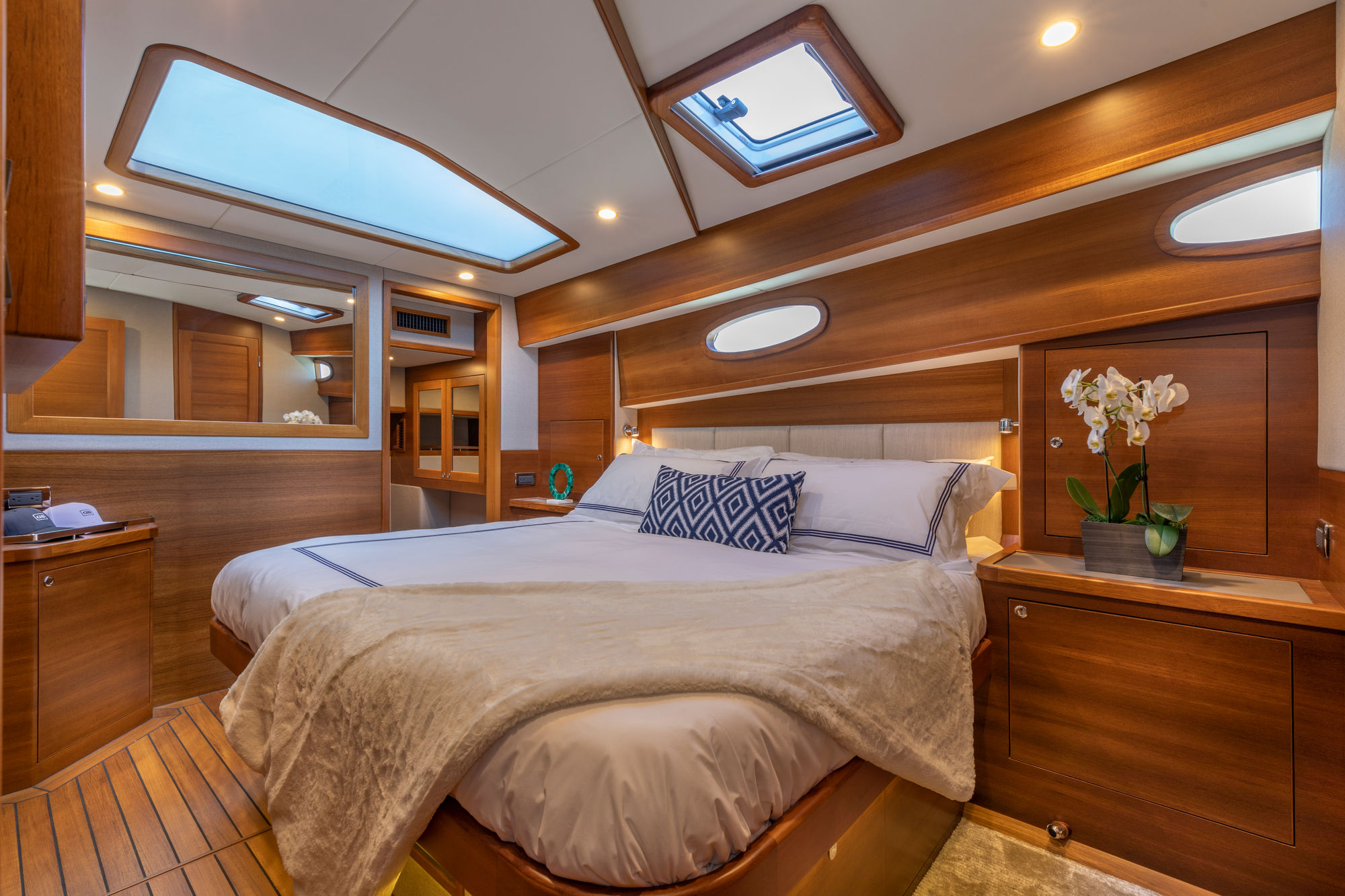 Grand Banks Eastbay 60, slaapkamer met bed en orchidee