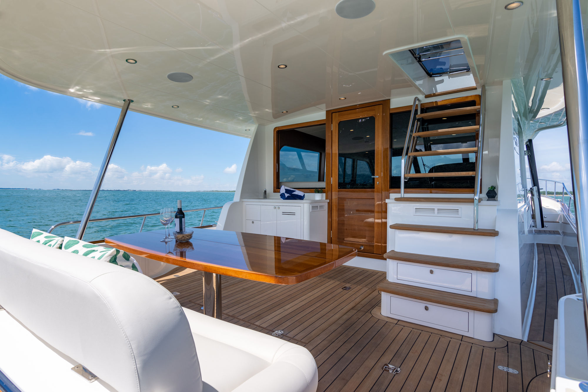 Grand Banks 54, achterdek met eettafel en trap