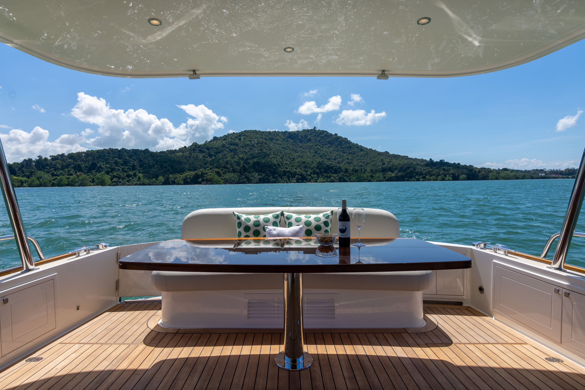 Grand Banks 54, achterdek met tafel en uitzicht