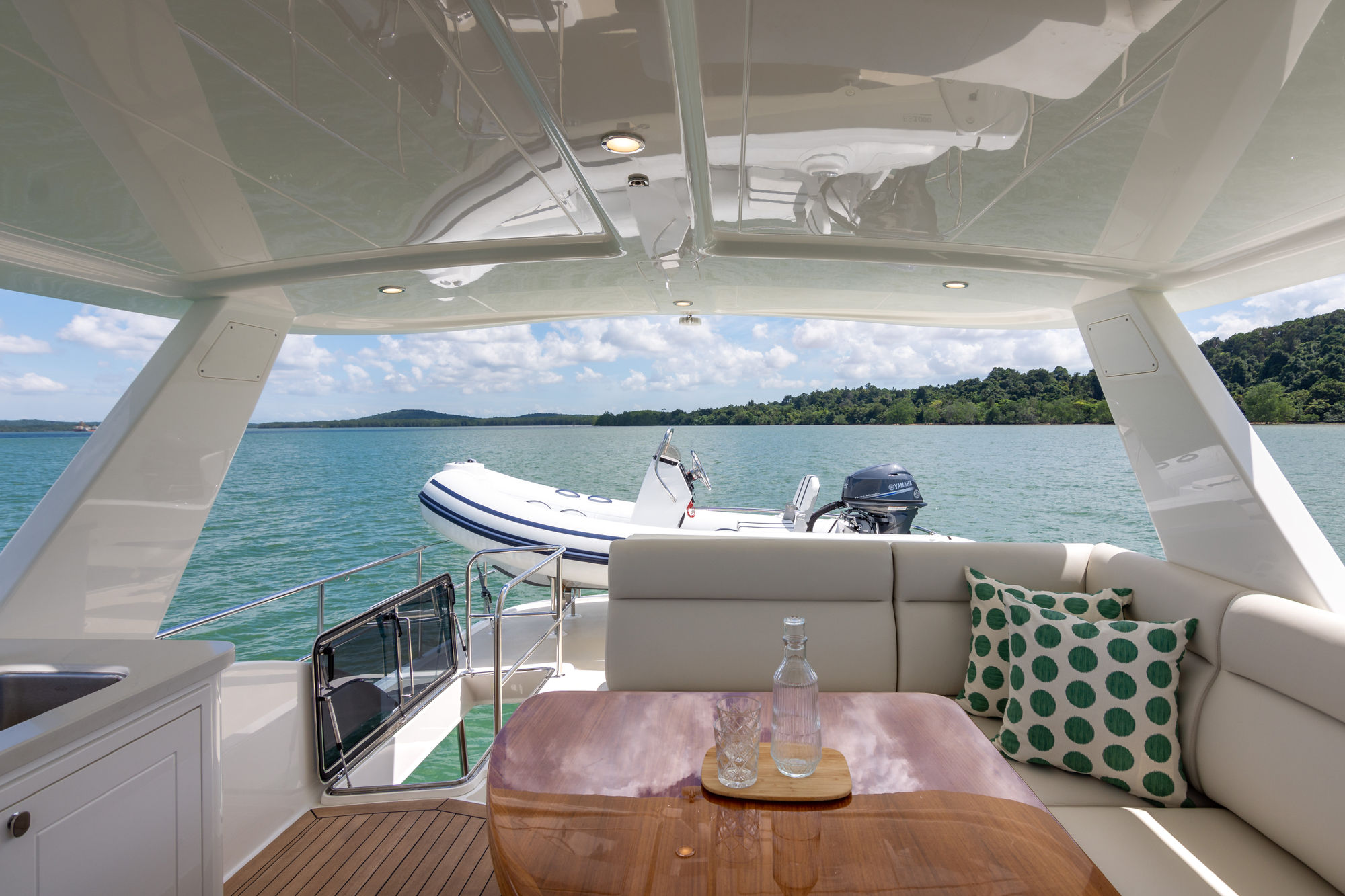 Grand Banks 54, achterdek met zithoek en tafel