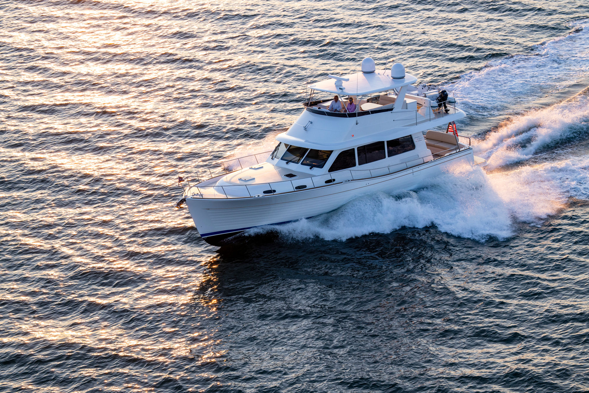 Grand Banks 54, boot varend bij zonsondergang