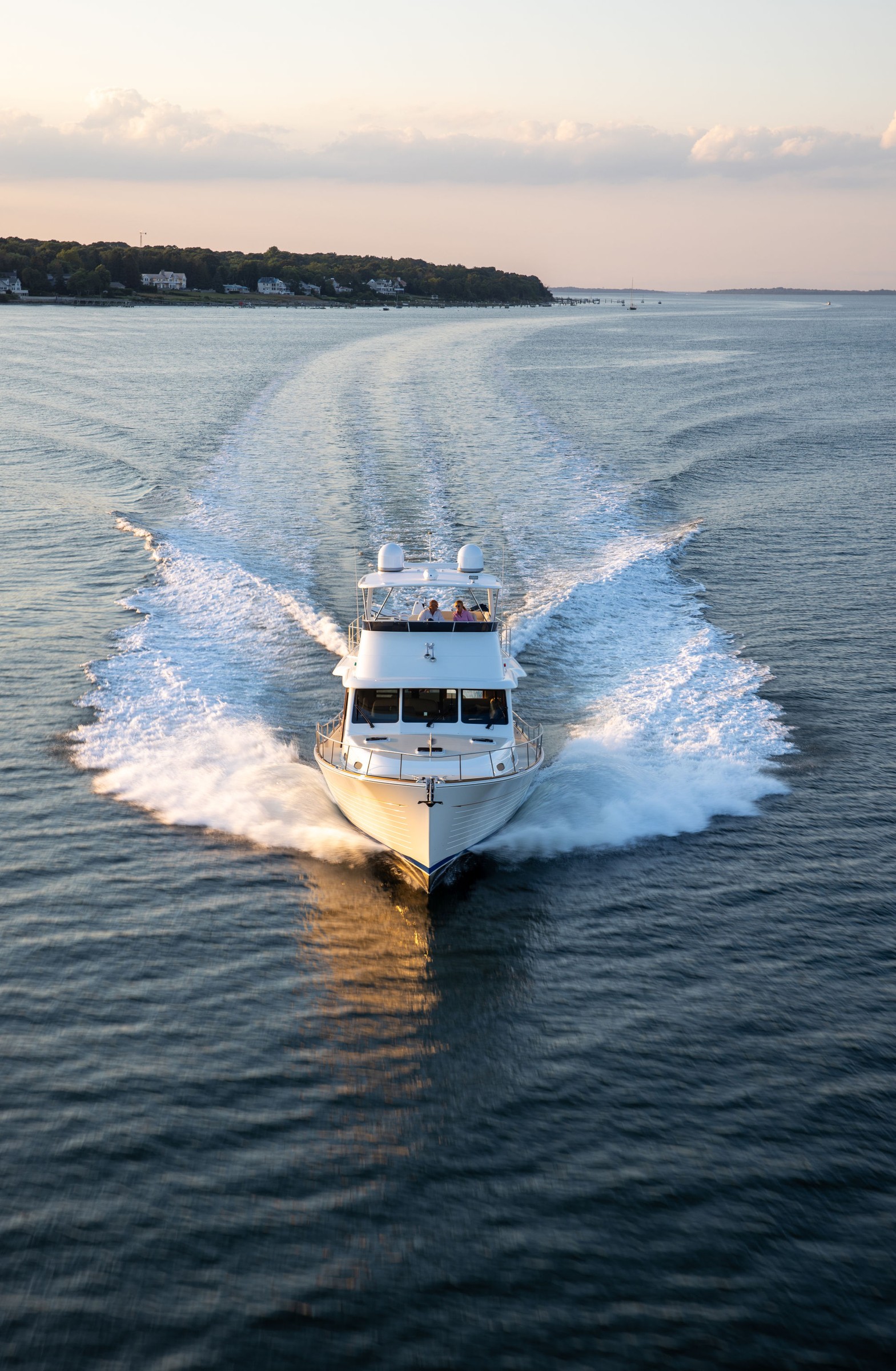 Grand Banks 54, boot varend op water met kielzog