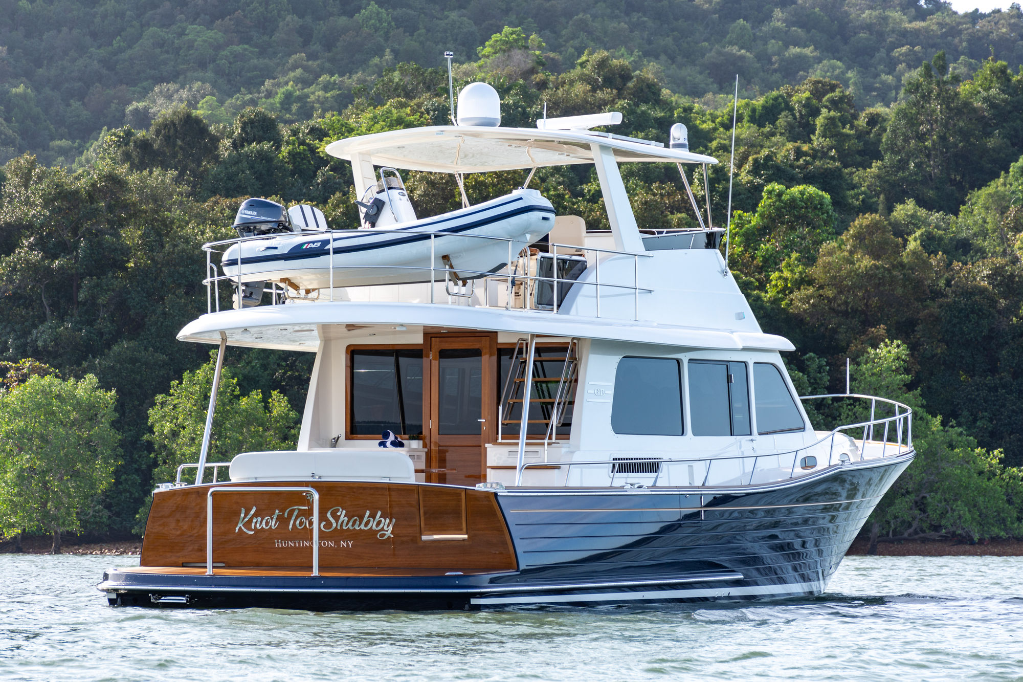 Grand Banks 54, jacht drijvend op water bij bos