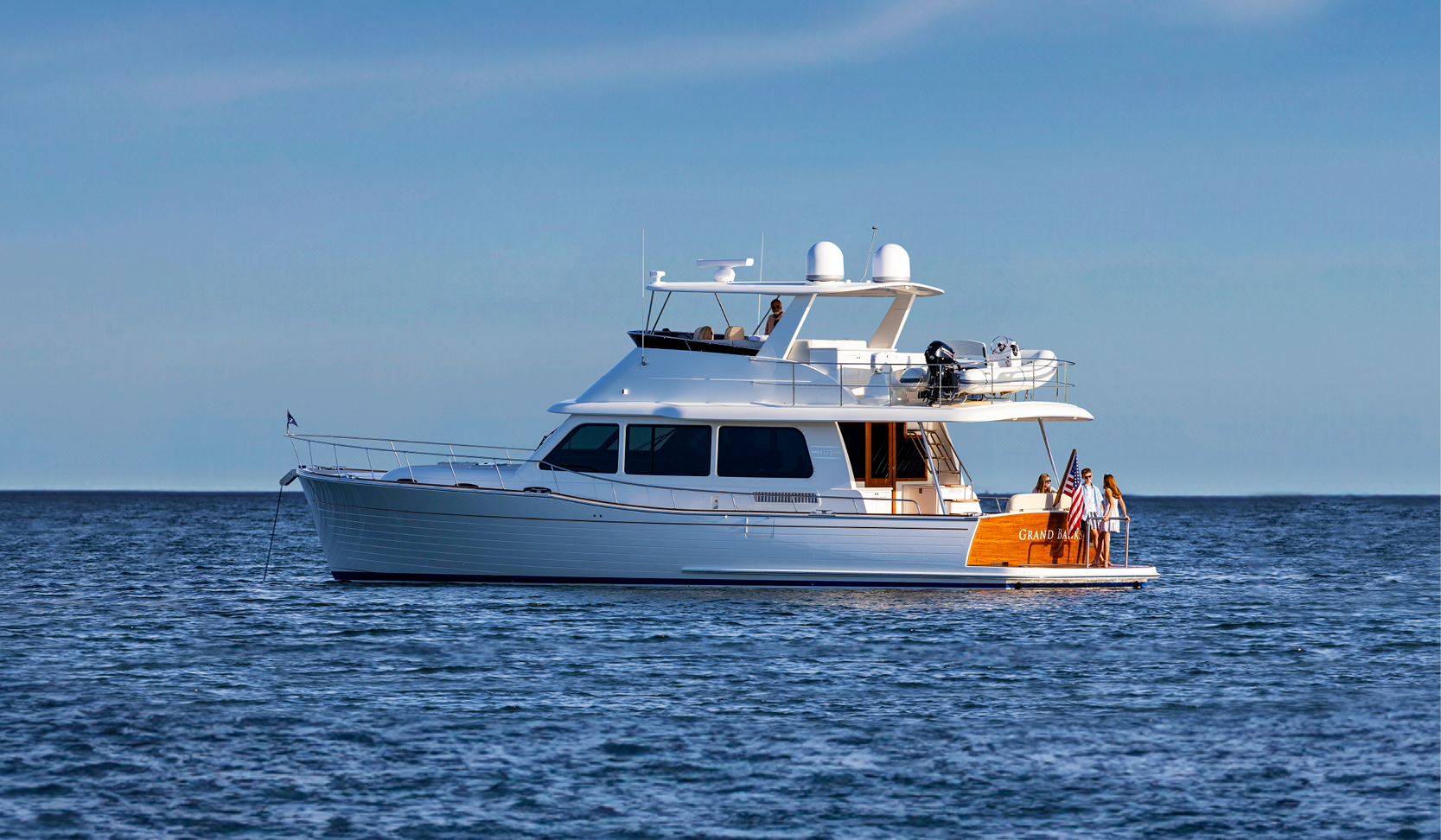 Grand Banks 54, jacht op zee met mensen