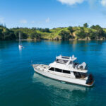 Grand Banks 54, motorjacht op kalme baai