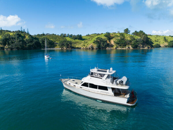 Grand Banks 54, motorjacht op kalme baai