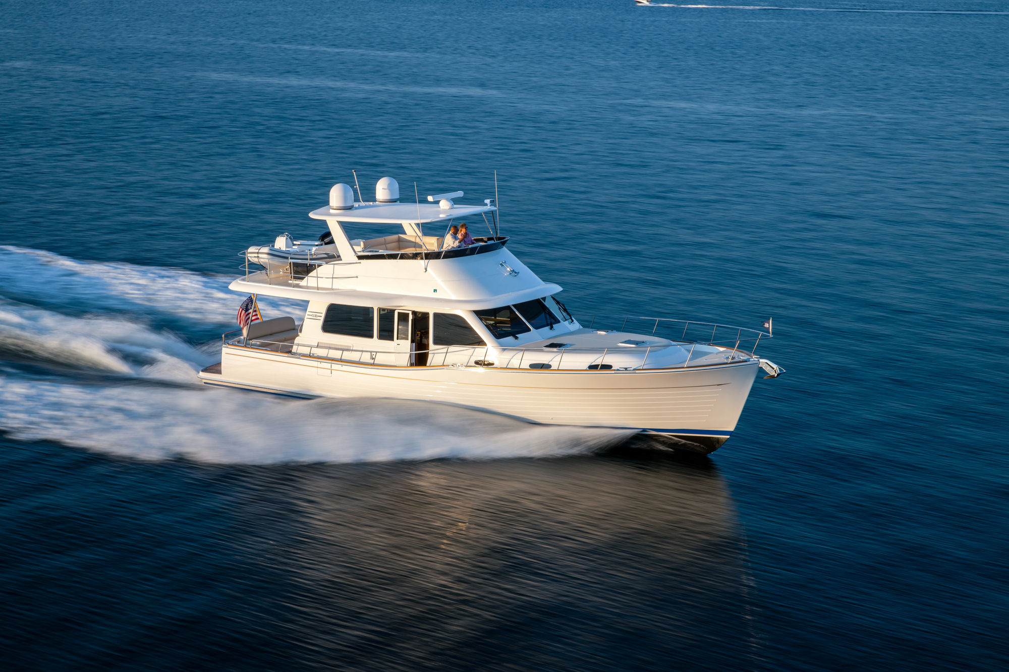 Grand Banks 54, witte motorboot vaart over zee