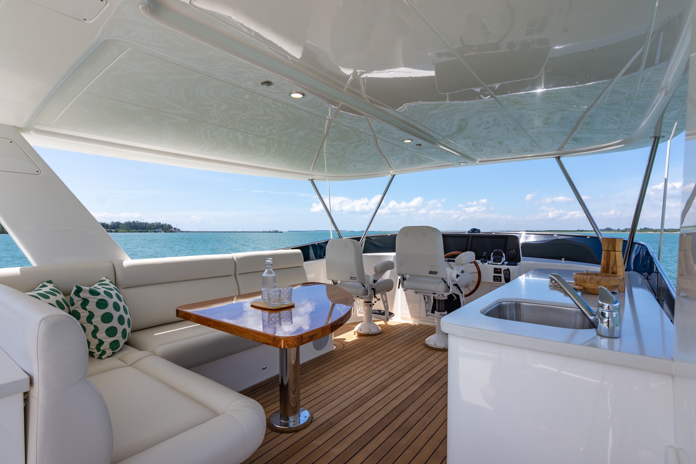 Grand Banks 54, flybridge met zitbank en stuurstand