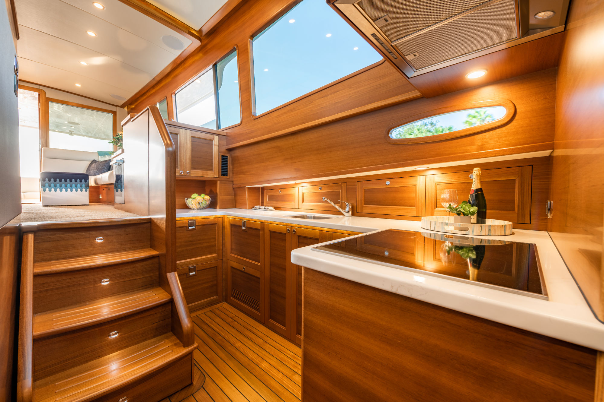 Grand Banks 54, houten keuken met trap